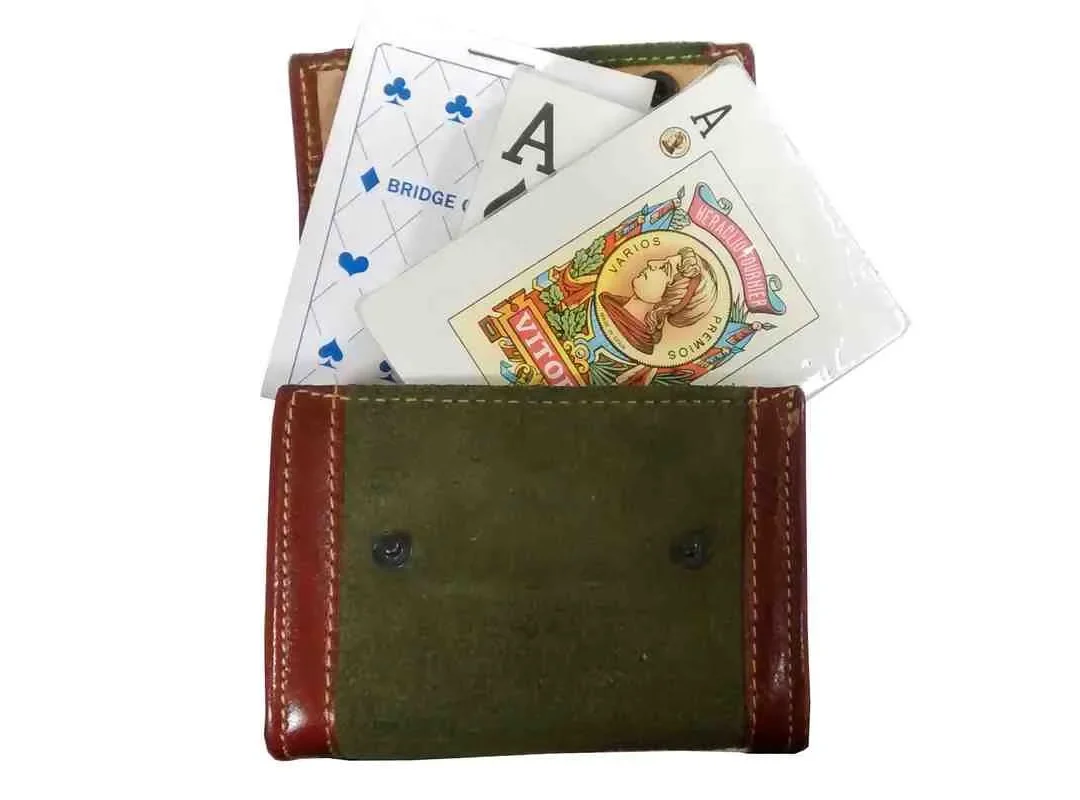 Estuche de piel con dos barajas.