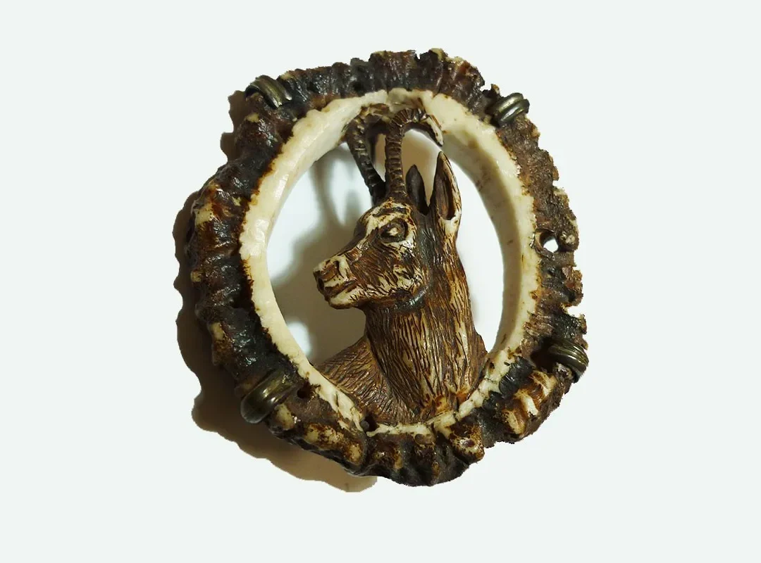Broche de Rebeco en roseta de venado.