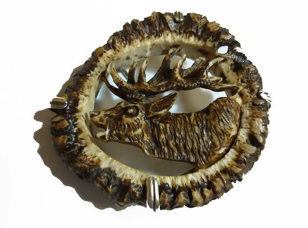 Broche de cabeza de venado berreando