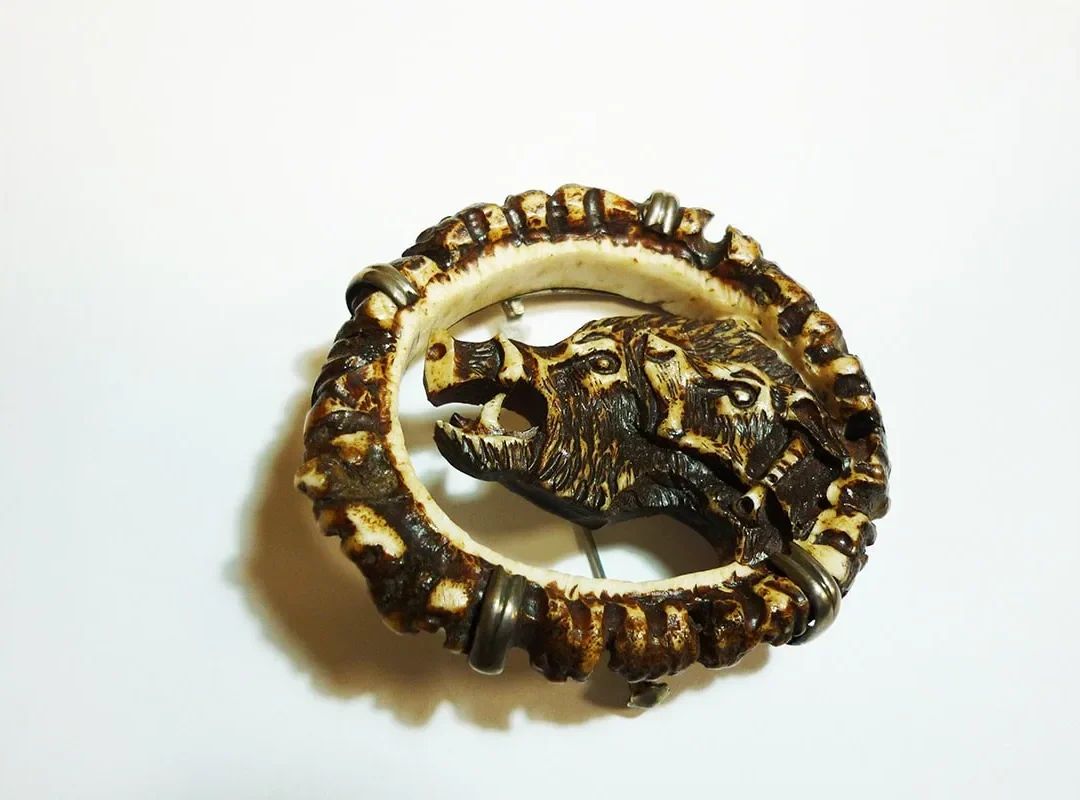 Broche de jabali en agarre.