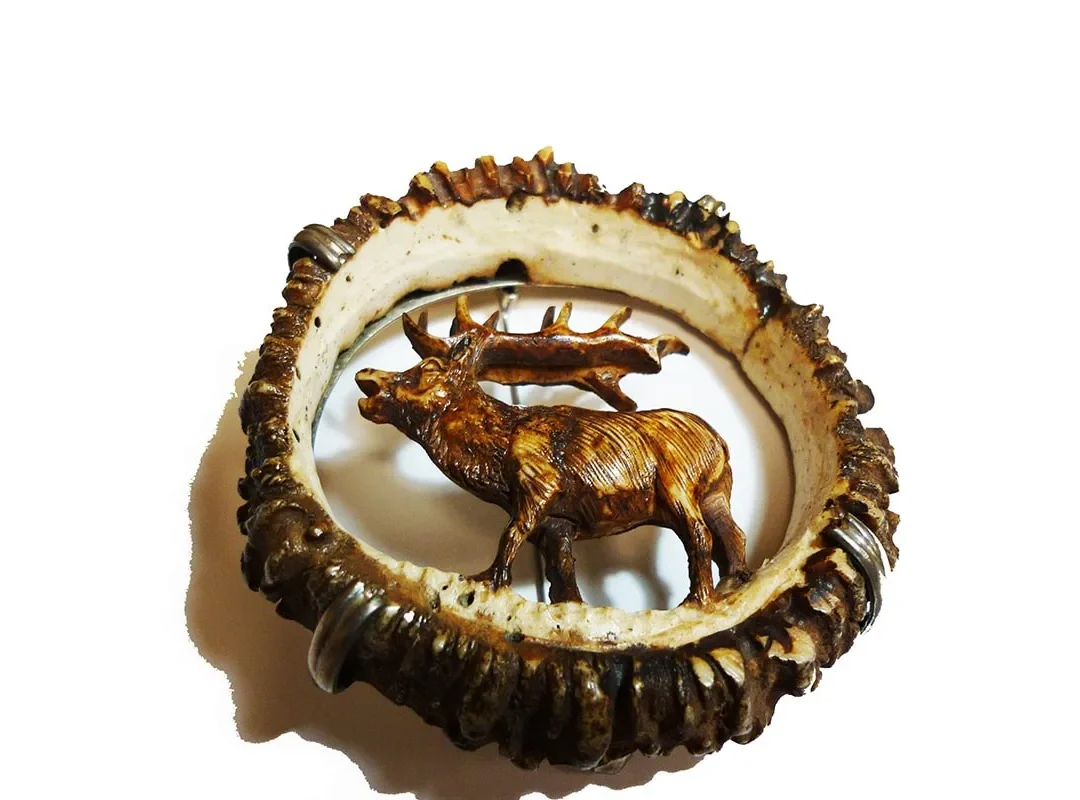 Broche venado berreando
